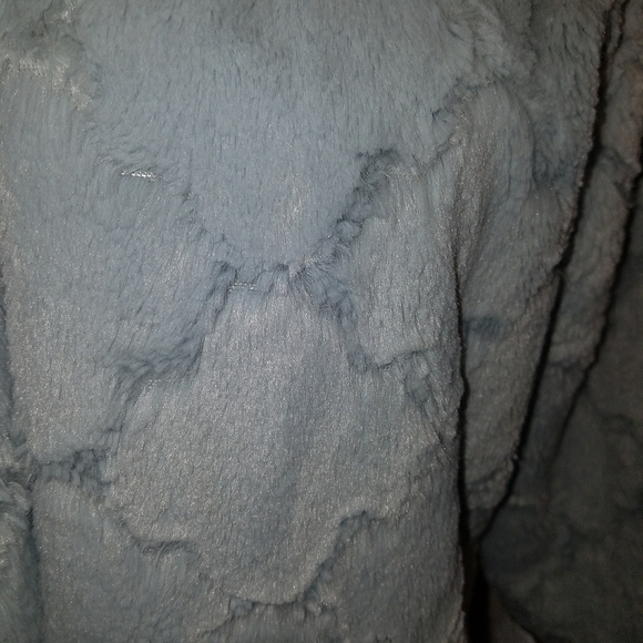 Signature by Robbie Bee, size L, faux fur shrug - Picture 4 of 7